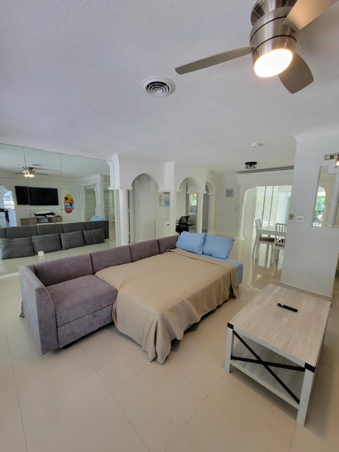 Luxury Tropical Oasis! Huge Saltwater Pool! 1 Mile To Beach! Fort Lauderdale