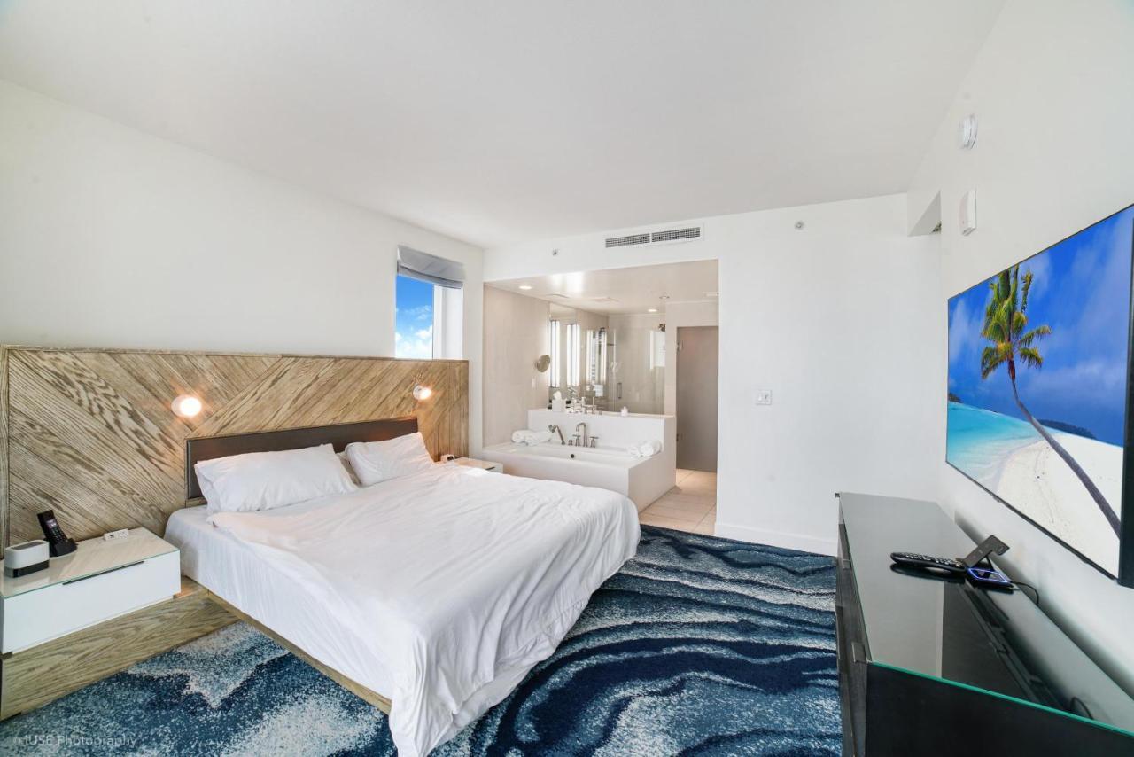 Luxury Corner 1 Bedroom W With Fantastic Intercoastal Views, Pool & Hot Tub Apartment *