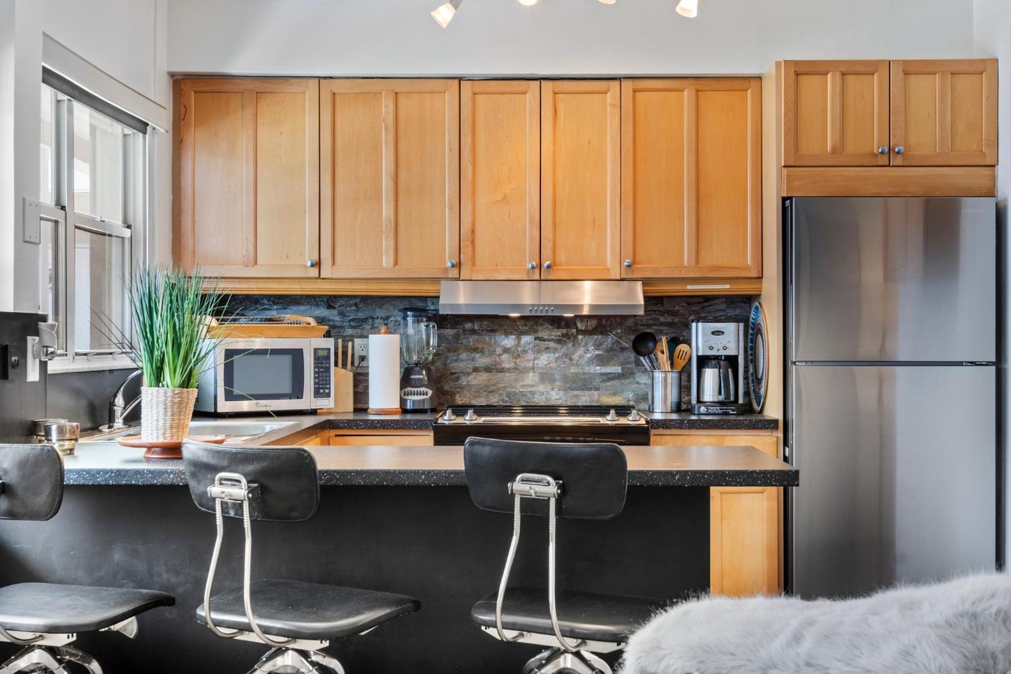 Serene Seaside Escape- 1br Bliss Apartment *
