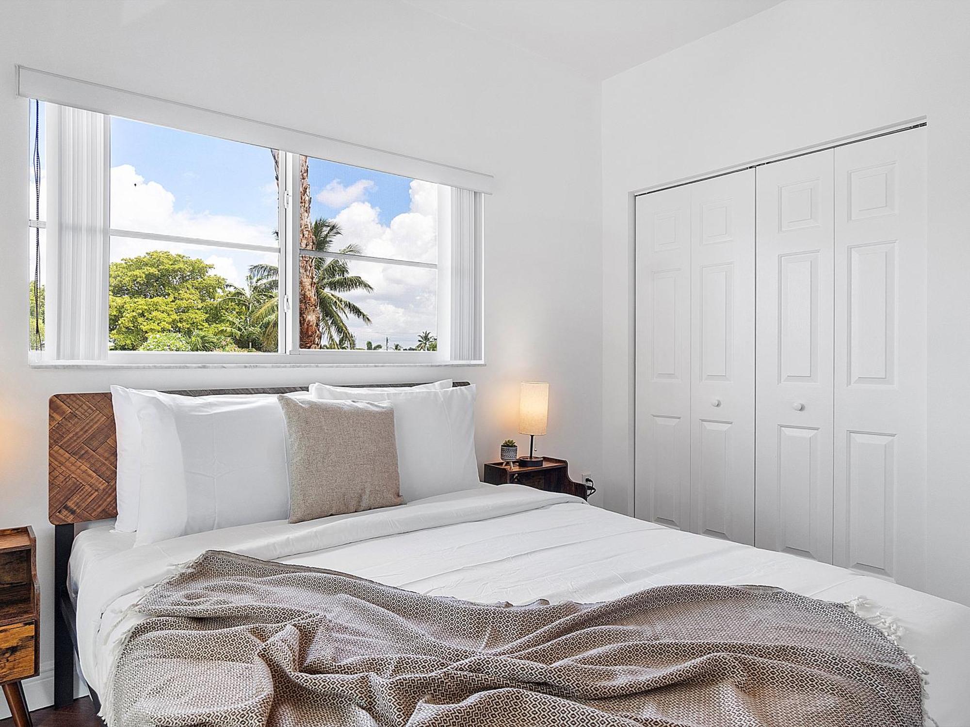 Moroccan Lakefront Retreat- 8 Min To Pnk Stadium *