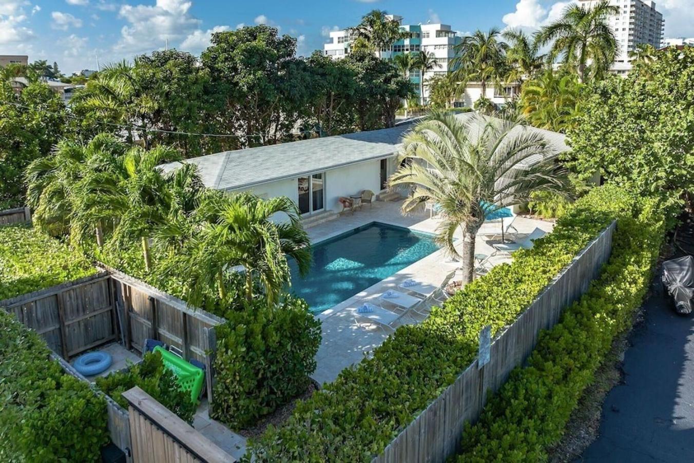 44 Canal With Heated Pool & Free Dock Holiday home *