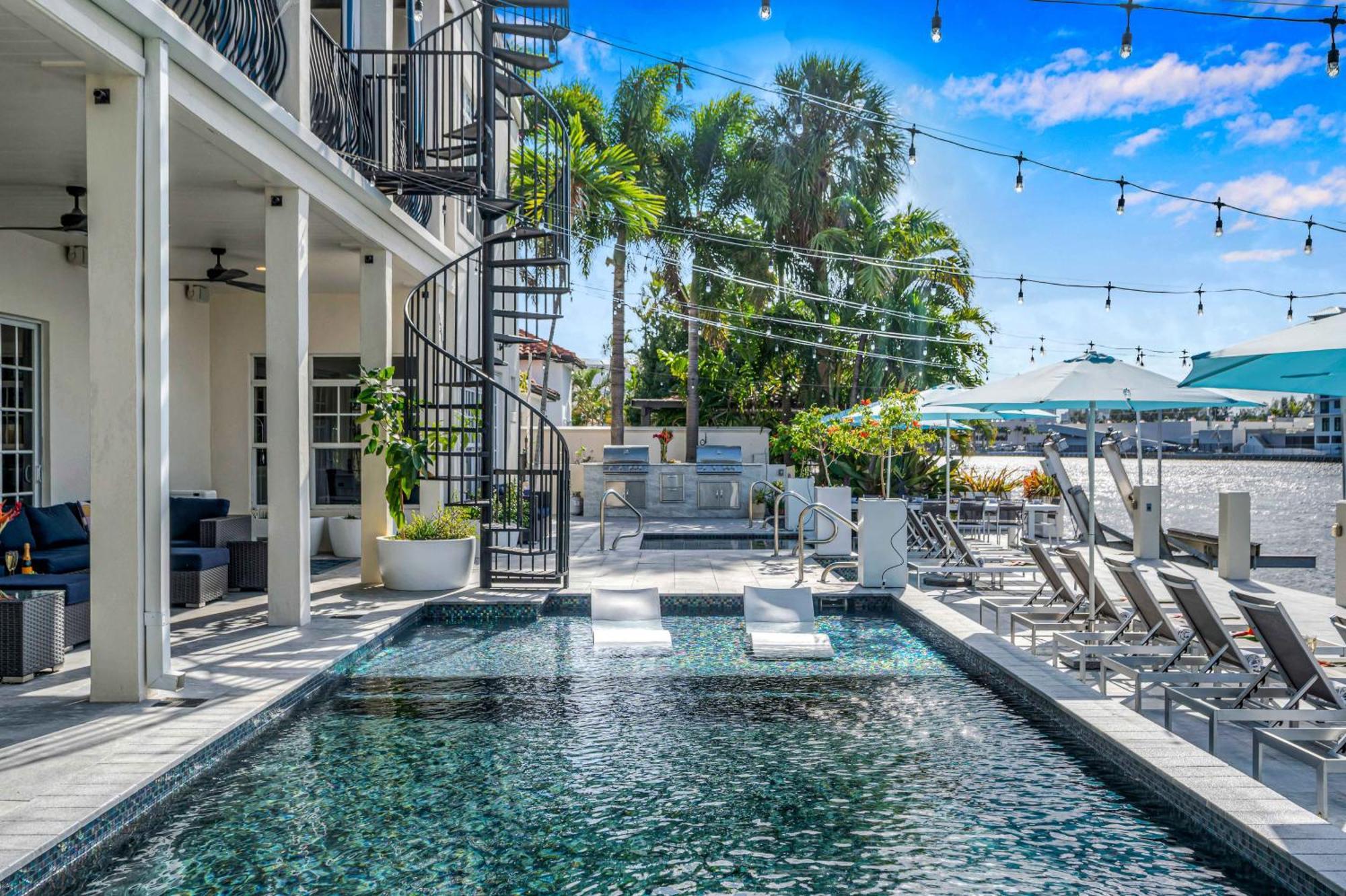 The Modern Castle Canal View Access Rooftop Living Greenhouse Vlllas Fort Lauderdale