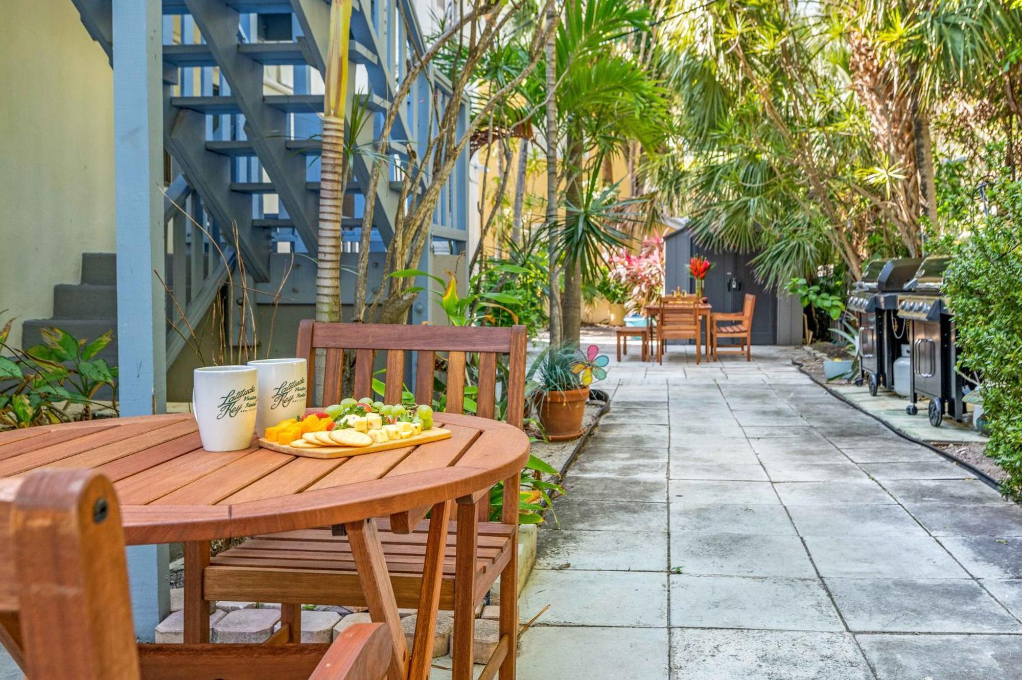 By The King Bed Lush Patio W Bbq Breakers Key Five H0mes *