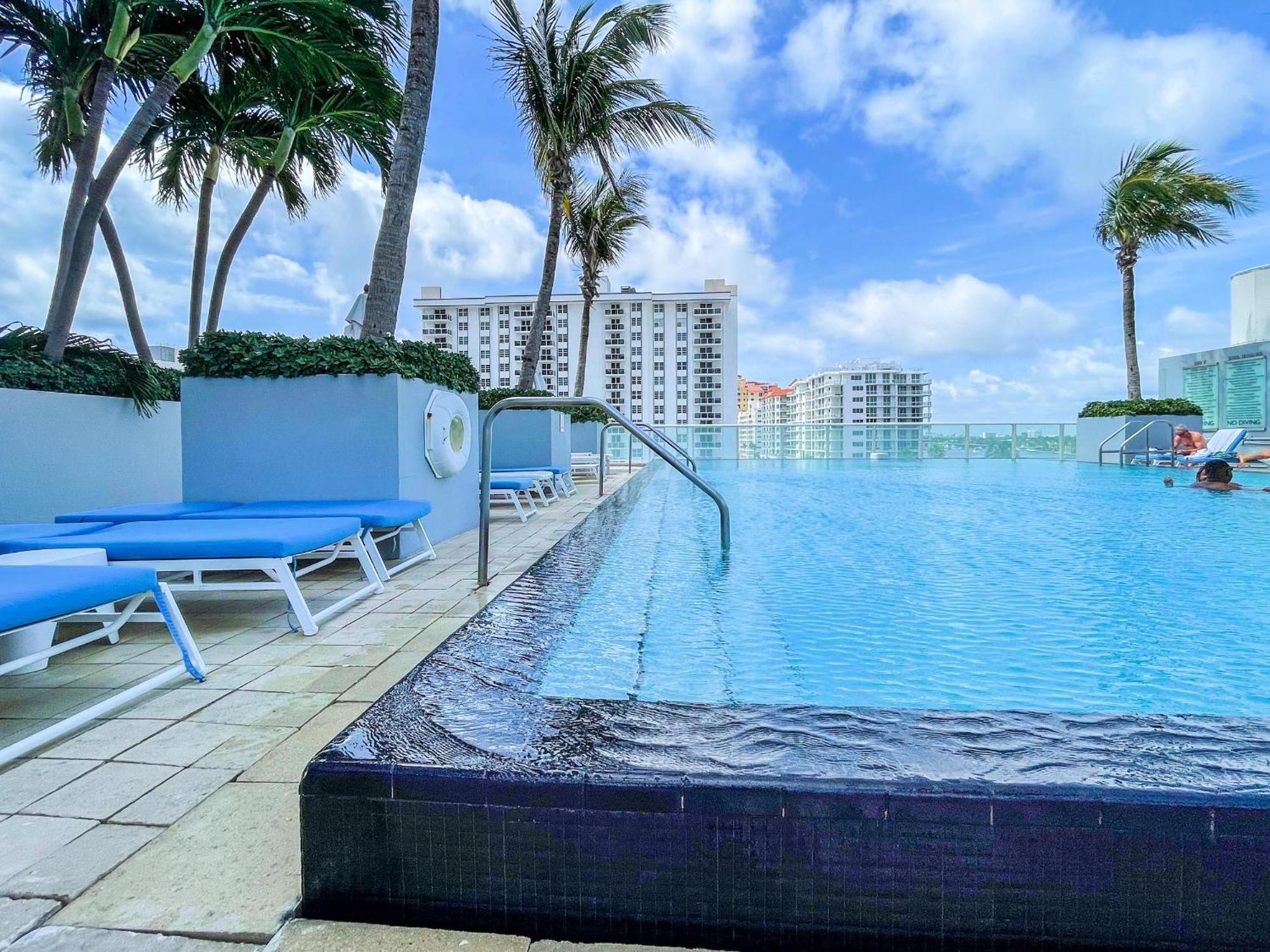 Luxury Corner 1 Bedroom W With Fantastic Intercoastal Views, Pool & Hot Tub Apartment