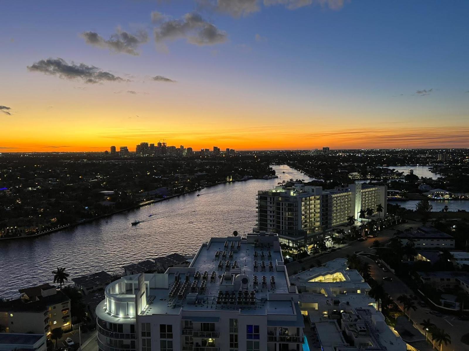 23rd Floor W 2br With Den, Ocean Views, Sleeps 8 Fort Lauderdale