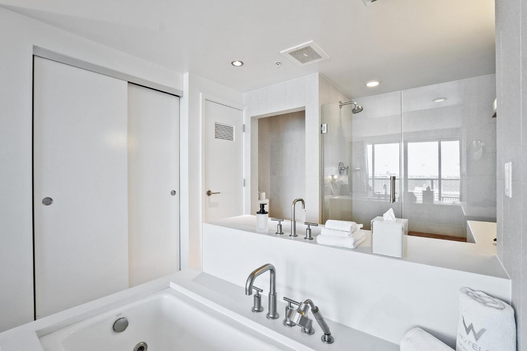 23rd Floor W 2br With Den, Ocean Views, Sleeps 8 Apartment *