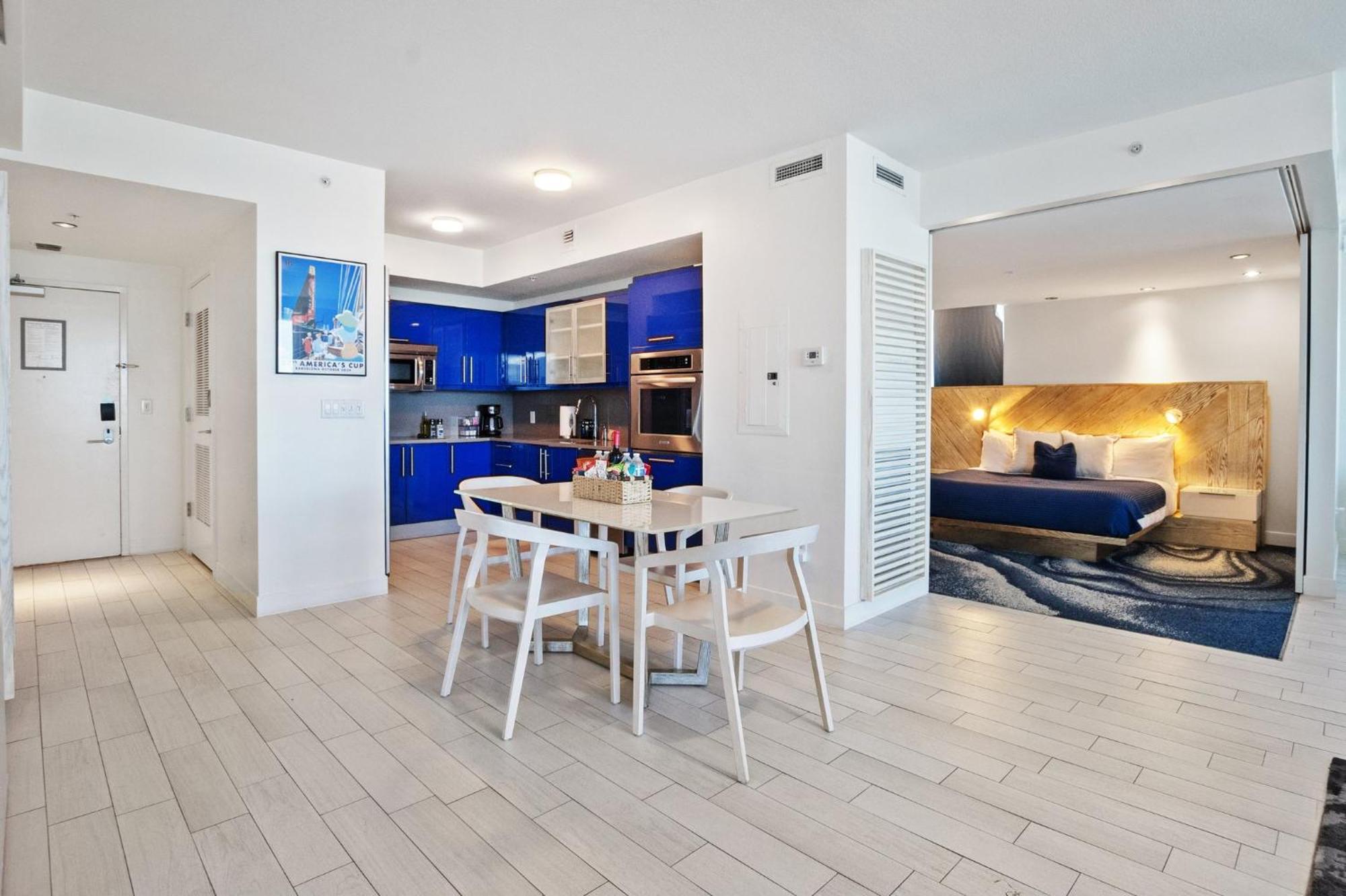 23rd Floor W 2br With Den, Ocean Views, Sleeps 8 Fort Lauderdale