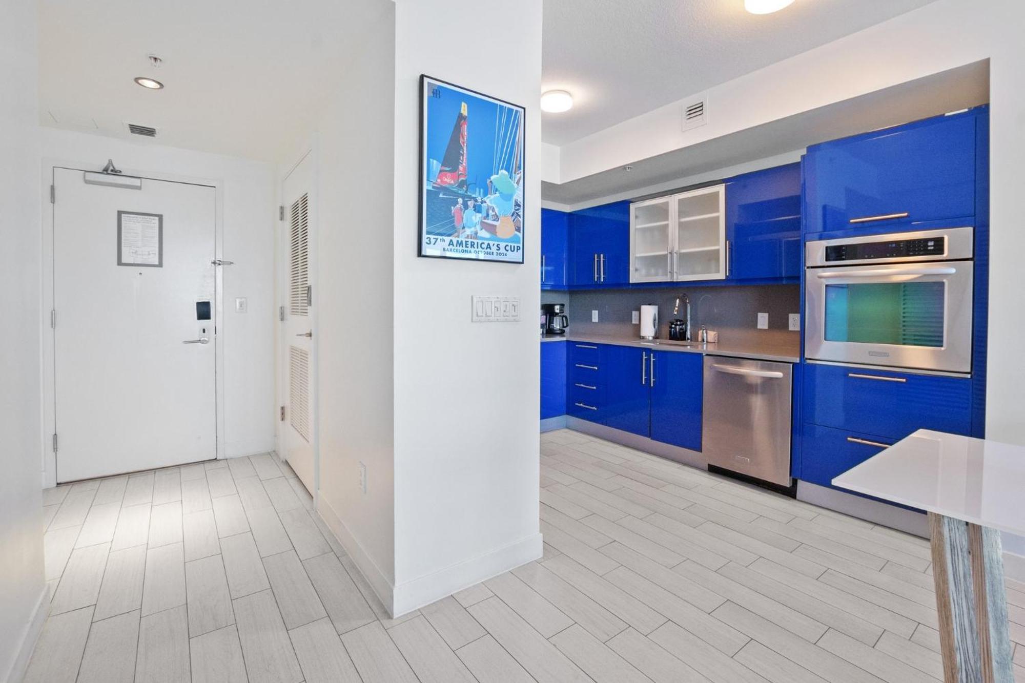 23rd Floor W 2br With Den, Ocean Views, Sleeps 8
