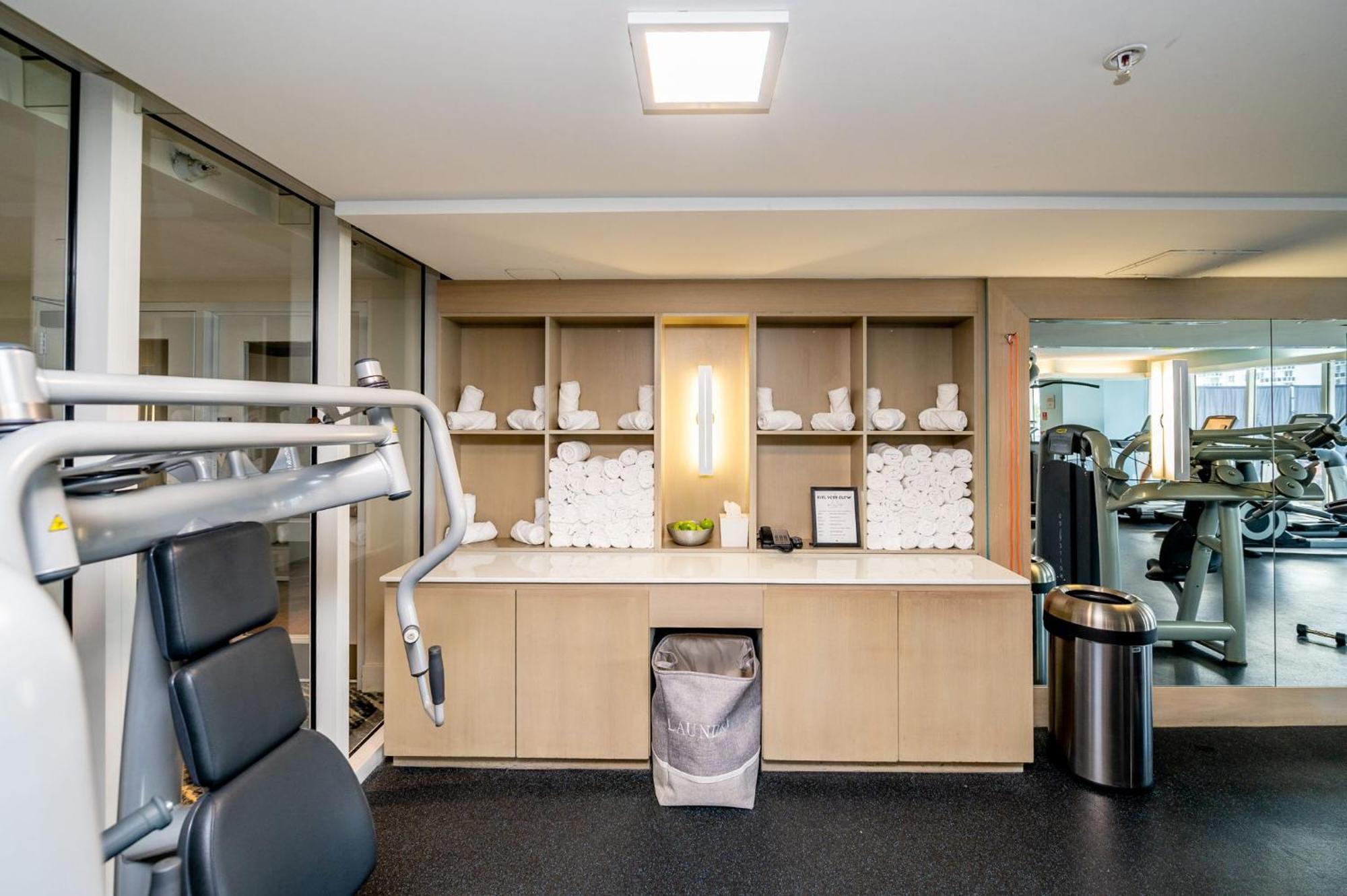 23rd Floor W 2br With Den, Ocean Views, Sleeps 8 Apartment *