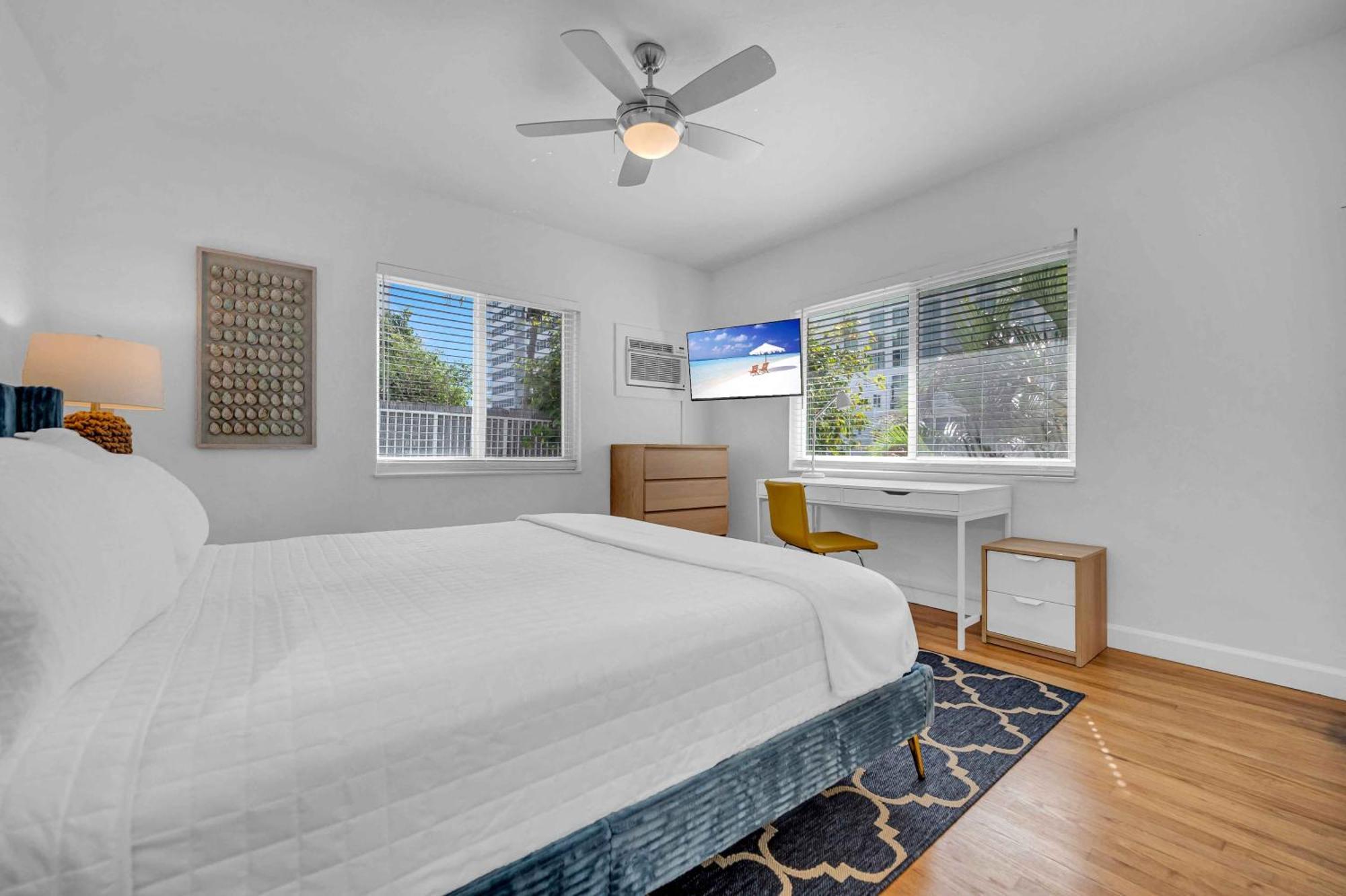 By The King Bed Lush Patio W Bbq Breakers Key Five H0mes Fort Lauderdale