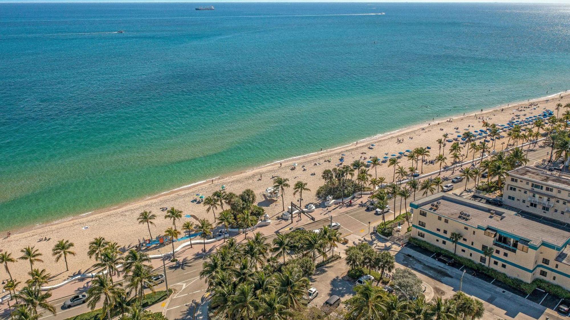 By The King Bed Lush Patio W Bbq Breakers Key Five H0mes Fort Lauderdale