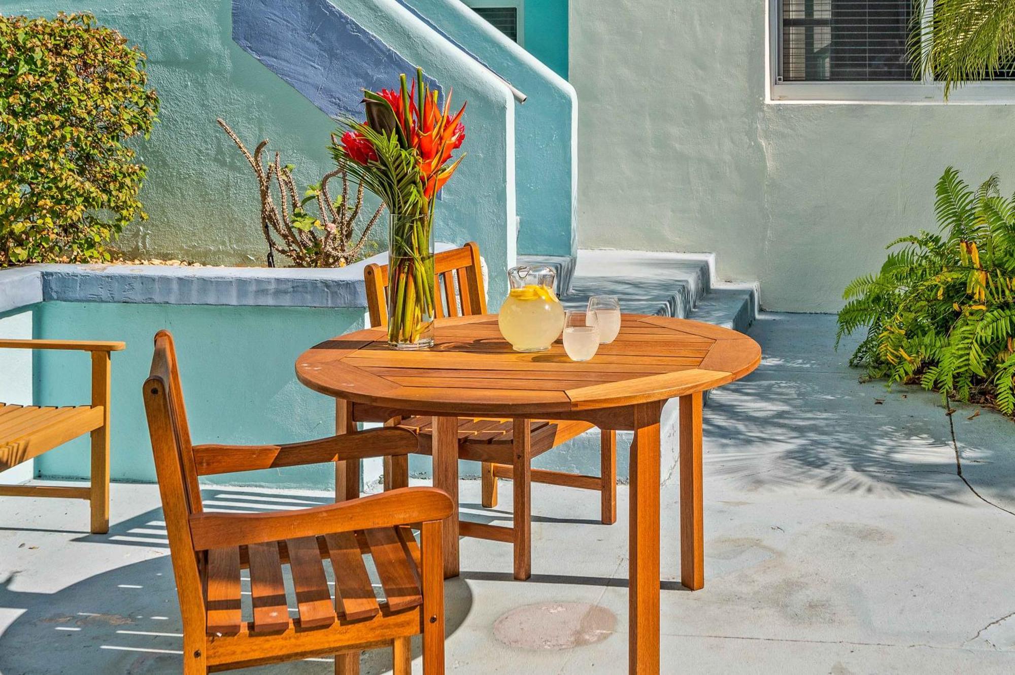 By The King Bed Lush Patio W Bbq Breakers Key Five H0mes Apartment