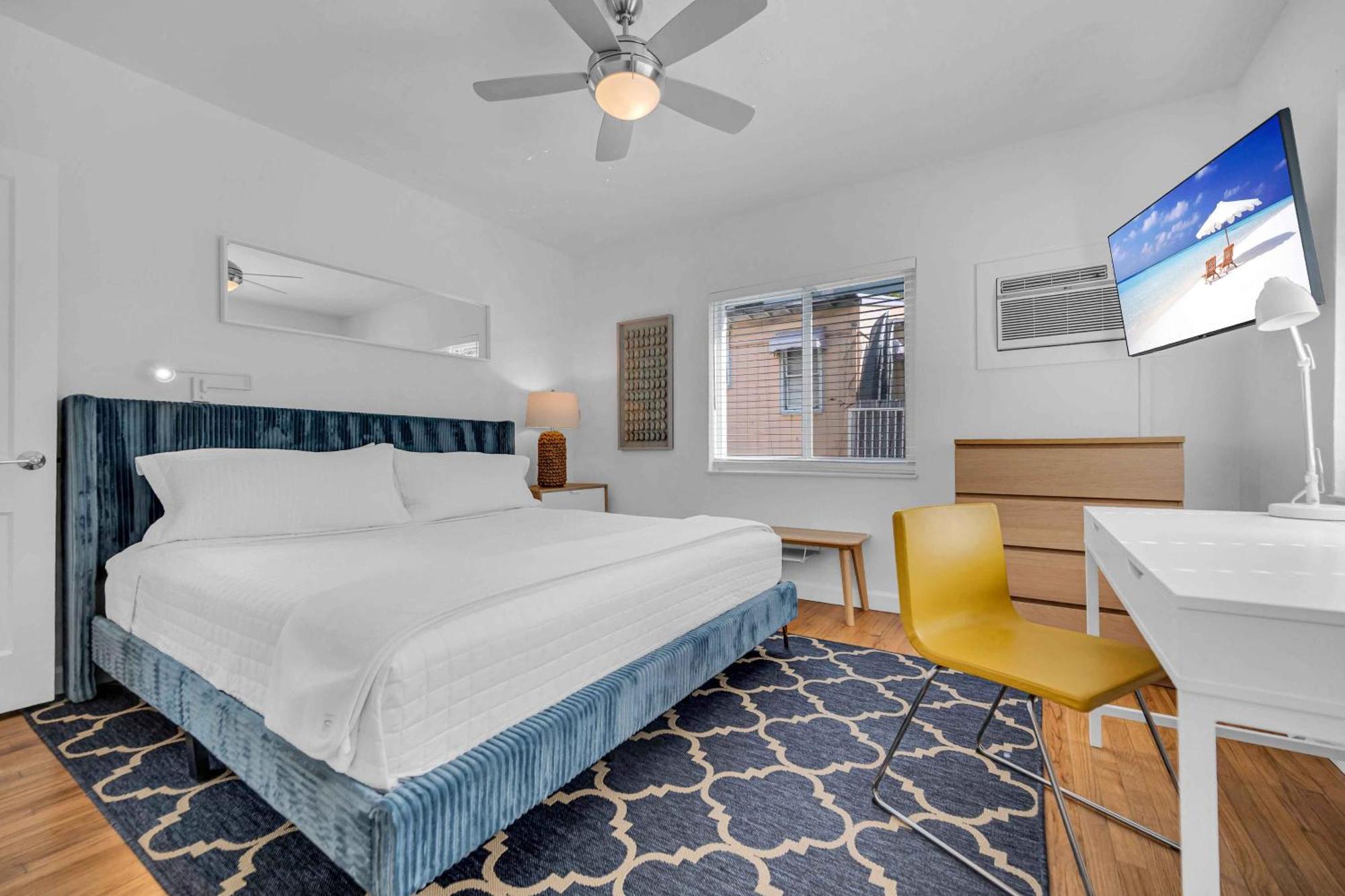 By The King Bed Lush Patio W Bbq Breakers Key Five H0mes *