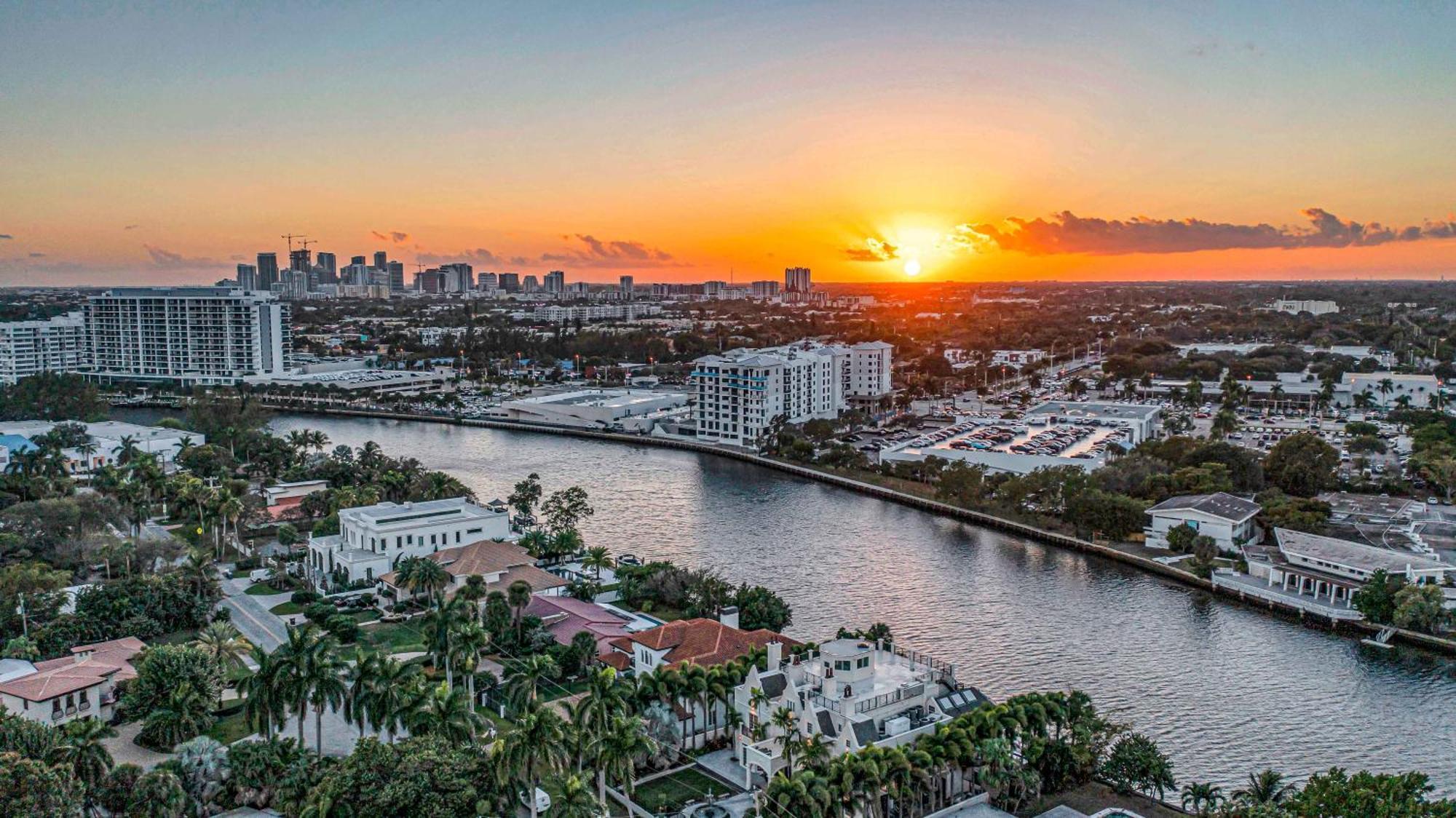 The Modern Castle Canal View Access Rooftop Living Greenhouse Vlllas Holiday home Fort Lauderdale