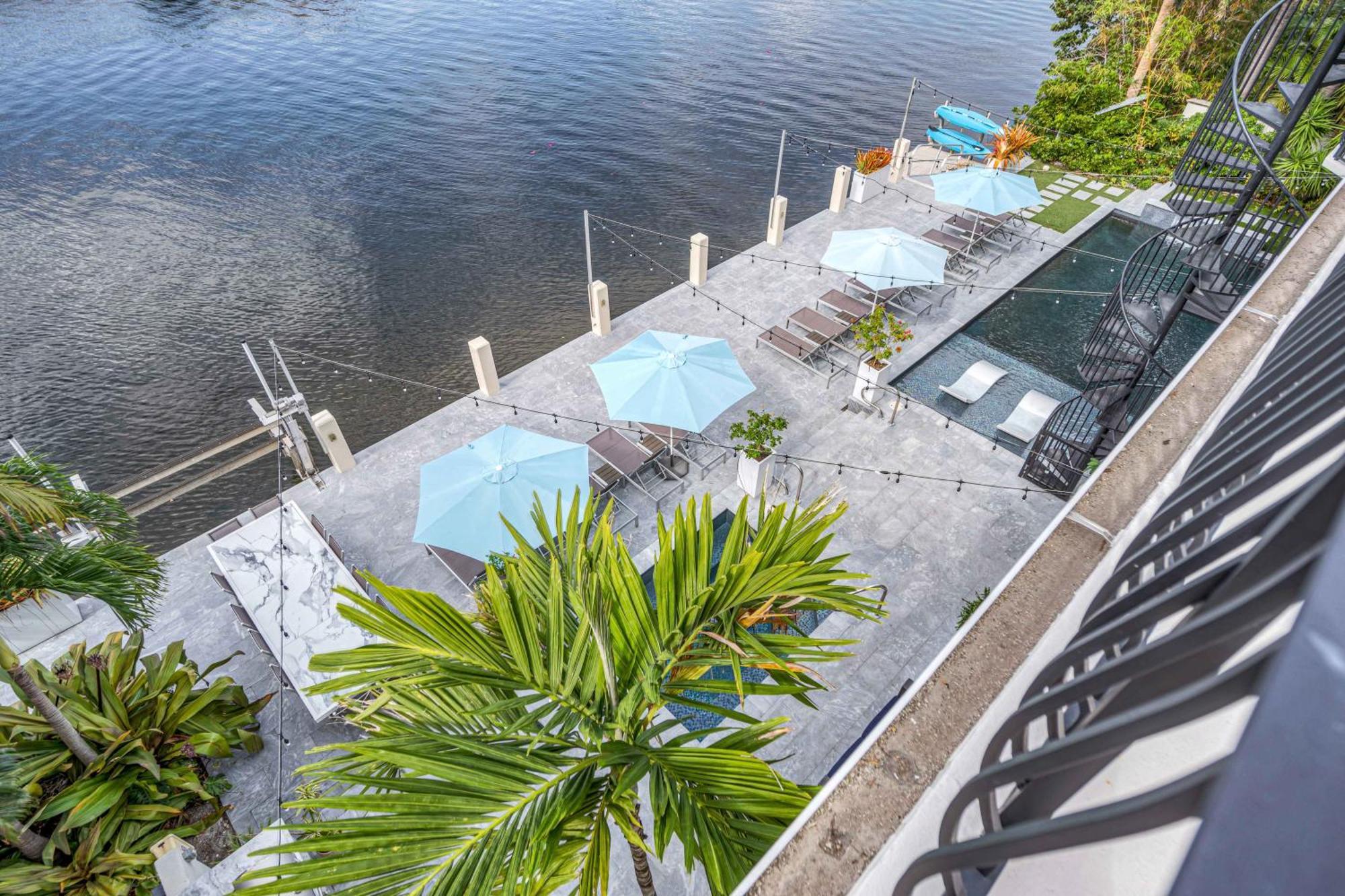 The Modern Castle Canal View Access Rooftop Living Greenhouse Vlllas Holiday home Fort Lauderdale