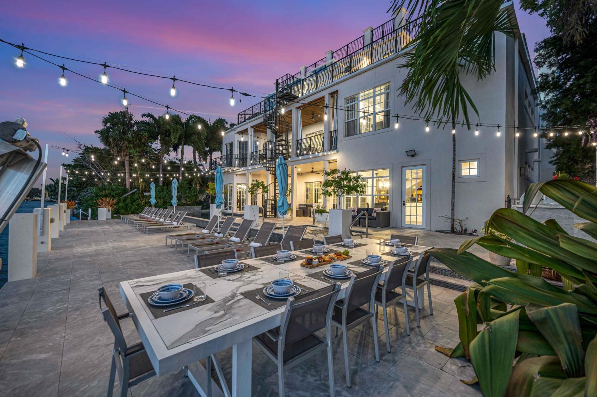 The Modern Castle Canal View Access Rooftop Living Greenhouse Vlllas