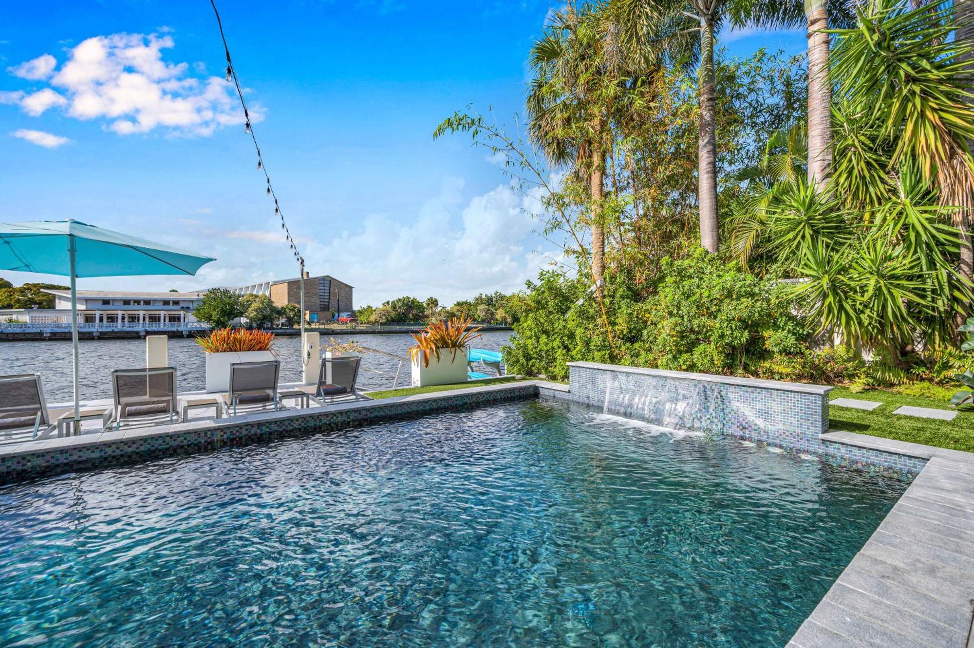 Holiday home The Modern Castle Canal View Access Rooftop Living Greenhouse Vlllas *