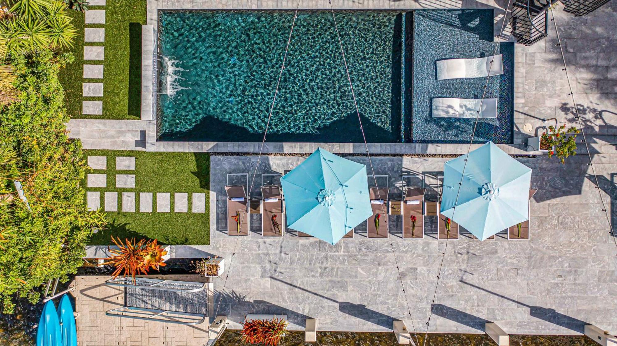 The Modern Castle Canal View Access Rooftop Living Greenhouse Vlllas *