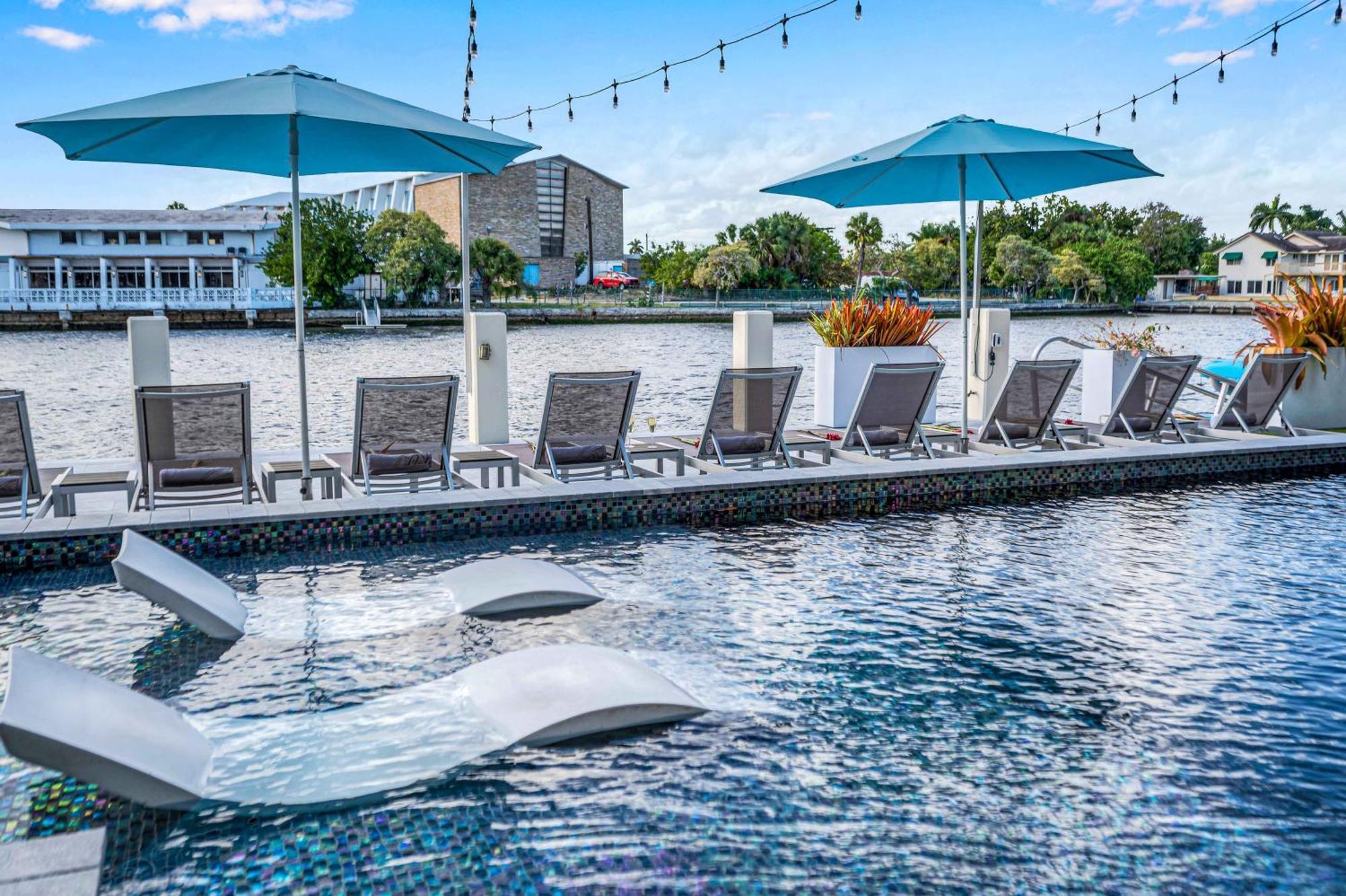 The Modern Castle Canal View Access Rooftop Living Greenhouse Vlllas Holiday home Fort Lauderdale