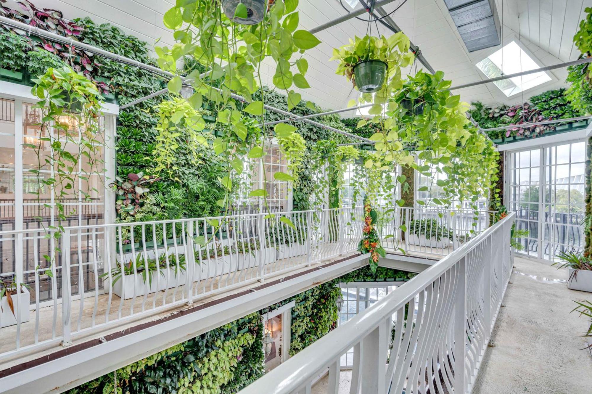 The Modern Castle Canal View Access Rooftop Living Greenhouse Vlllas Holiday home