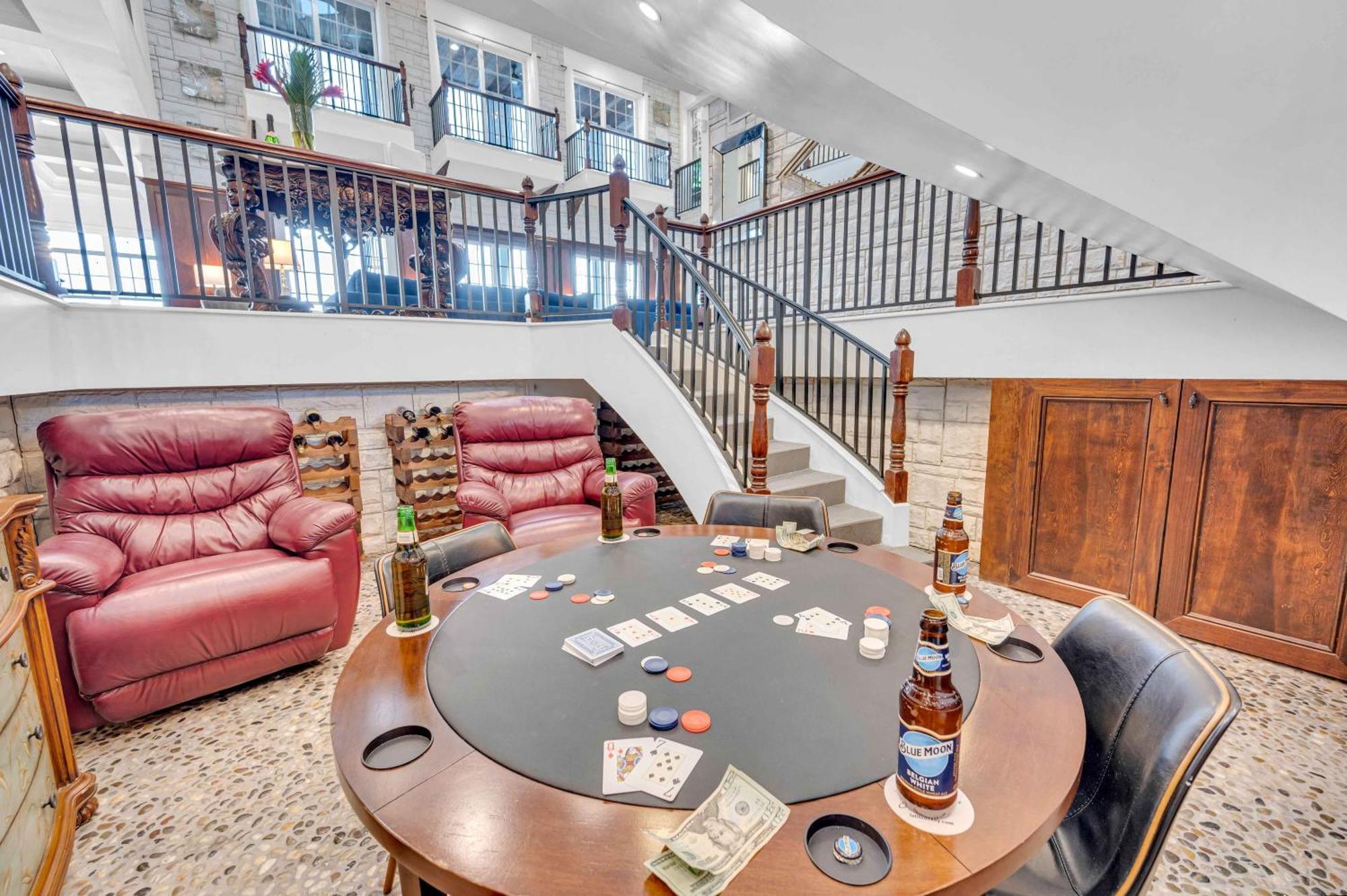 The Modern Castle Canal View Access Rooftop Living Greenhouse Vlllas Holiday home *