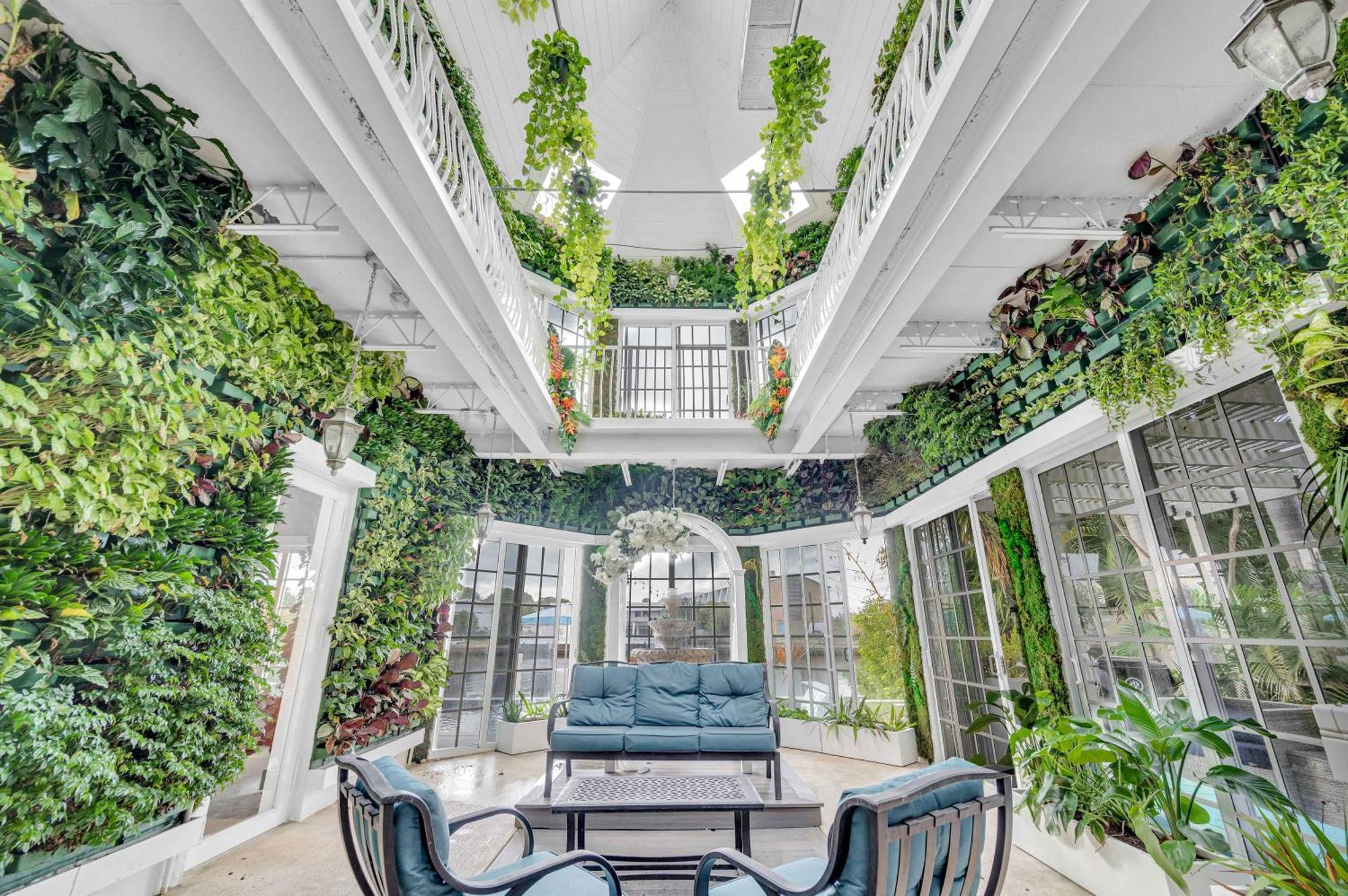The Modern Castle Canal View Access Rooftop Living Greenhouse Vlllas *