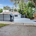 Villa Rio Vista - Massive Las Olas Compound With Pool & 3 Living Areas With Kitchens